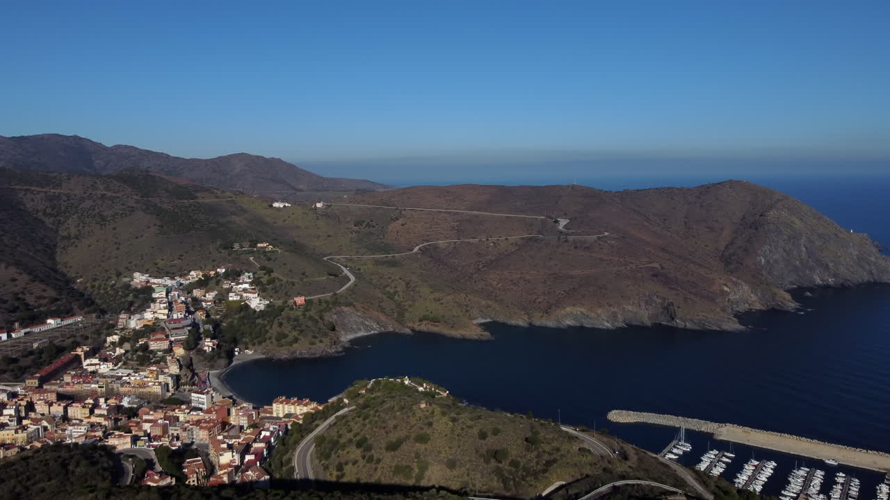 ciudad de tradición marinera de portbou, vista aérea de drones de un paisaje sensacional
