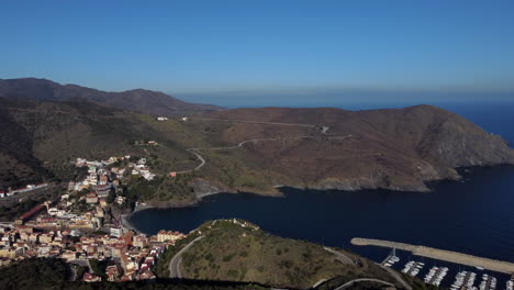 Portbou-Seefahrtstraditionsstadt,-Luftdrohnenansicht-Der-Sensationellen-Landschaft