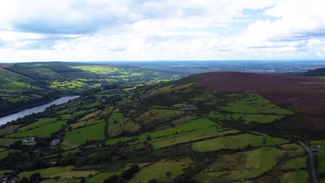 Toma-Aérea-De-Hermosos-Pastos-Irlandeses-En-Las-Montañas-Irlandesas