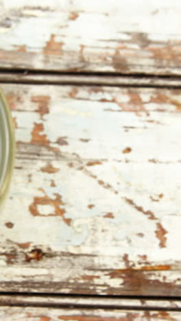 taza de café en una tabla de madera
