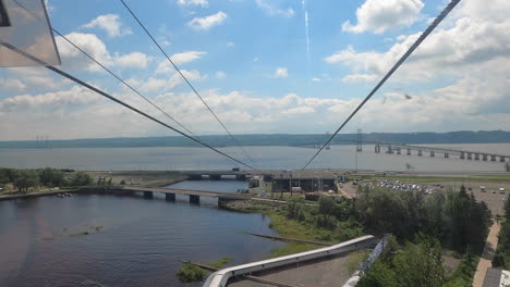 vista panorámica desde el interior de la cabina del teleférico que se mueve por encima del lago, montmorency chute quebec canadá