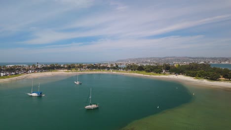 Segelboote-Am-Bonita-Cove-Beach-Und-Park-In-Mission-Bay,-San-Diego,-Kalifornien