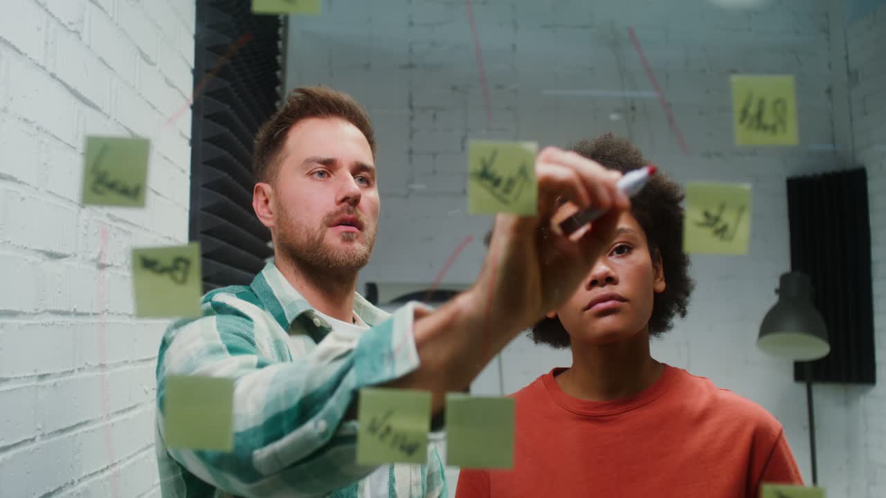 sesión de lluvia de ideas en equipo