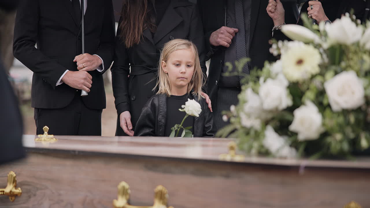 muerte, dolor y chica en el funeral con flores