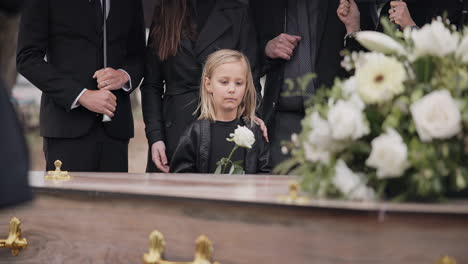 Muerte,-Pena-Y-Niña-En-El-Funeral-Con-Flores.