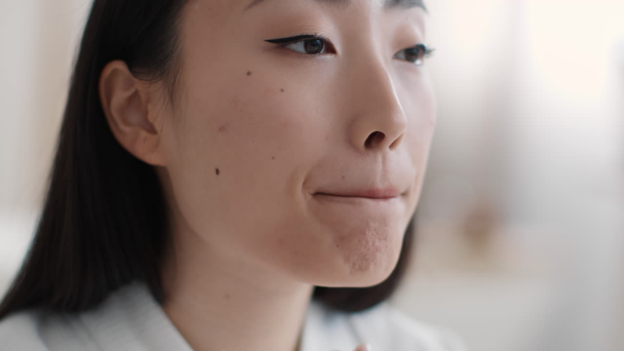 립스틱 을 쓰는 여자