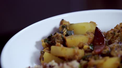 Schöne-Künstlerische-Aufnahme-Von-Papaya-Curry-In-Einer-Rotierenden-Weißen-Schüssel,-Die-Die-Schöne-Farbe-Und-Textur-Zeigt