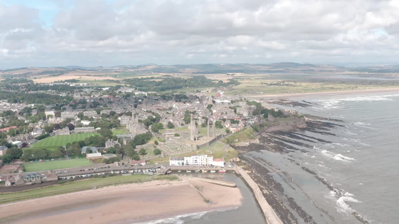 toma de drones con plataforma rodante de la ciudad universitaria costera de st andrews sobre el mar
