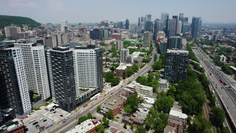 Vista-Aérea-Girando-Frente-A-Los-Apartamentos-En-El-Pueblo-Shaughnessy-De-Montreal