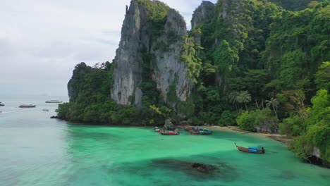 Toma-Aérea-De-Drones-En-La-Isla-Tropical-De-Koh-Phi-Phi---Turismo-En-Tailandia