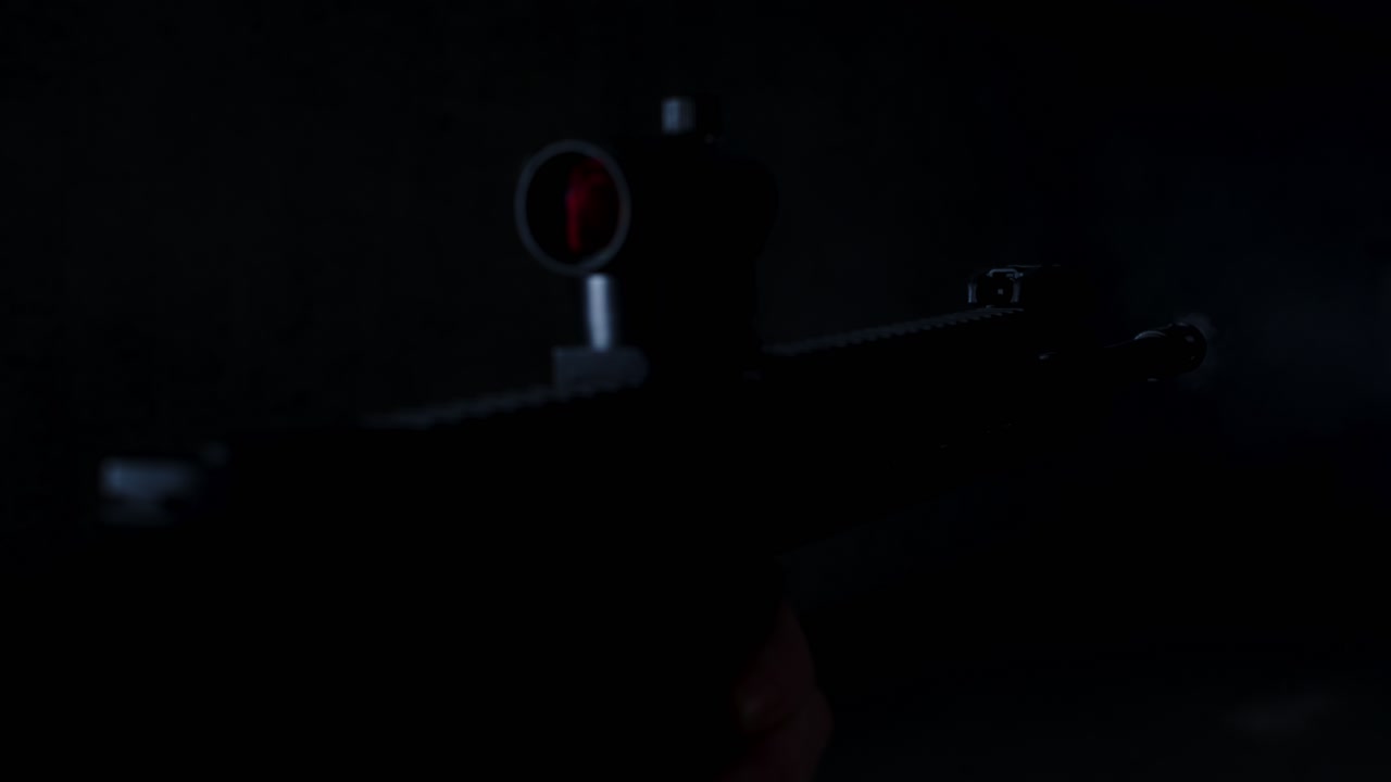 rifle de asalto ar-15 disparando varias veces en una habitación oscura