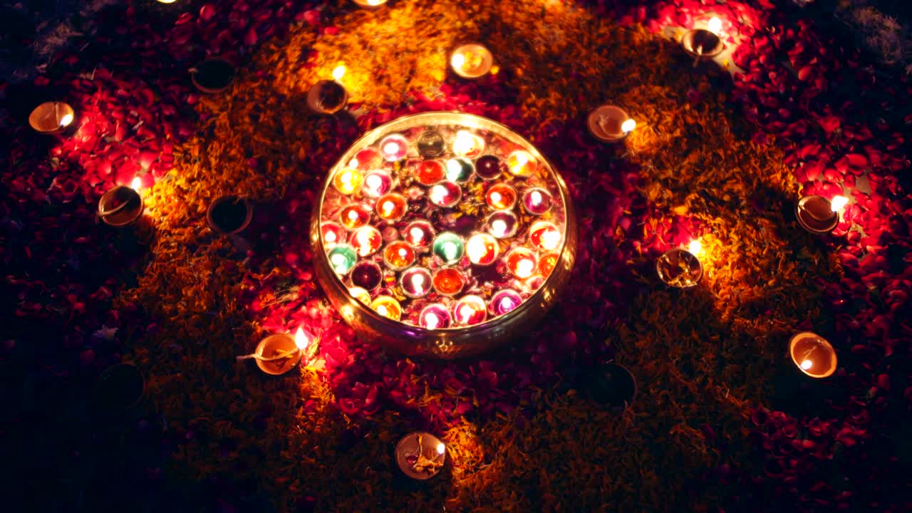 전통적인 디발리 축제를 위해 집을 장식하는 인도 가족