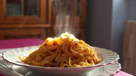 cocina tradicional italiana, primer plano de fideos boloñeses humeantes