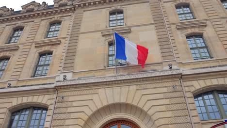 Nationalflagge-Weht-Vor-Einem-Architektonischen-Gebäude-In-Paris,-Frankreich