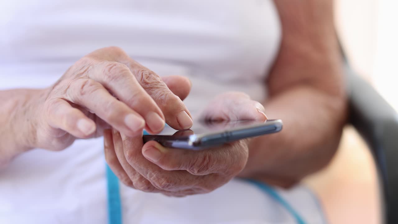 mujer mayor usando un teléfono inteligente
