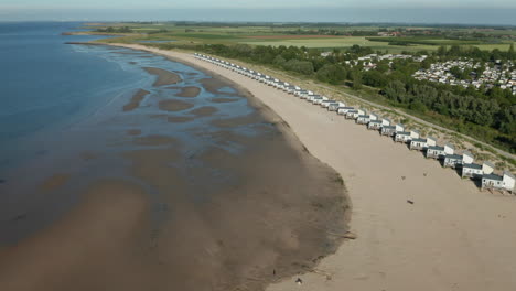 Panorama-Von-Ferienhäusern-Im-Roompot-Beach-Resort-Mit-Blick-Auf-Das-Vakantiepark-Resort-In-Zeeland,-Niederlande