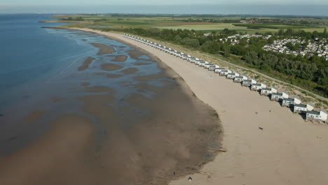 panorama de casas de vacaciones en el resort de playa roompot con vista al complejo vakantiepark en zelanda, países bajos