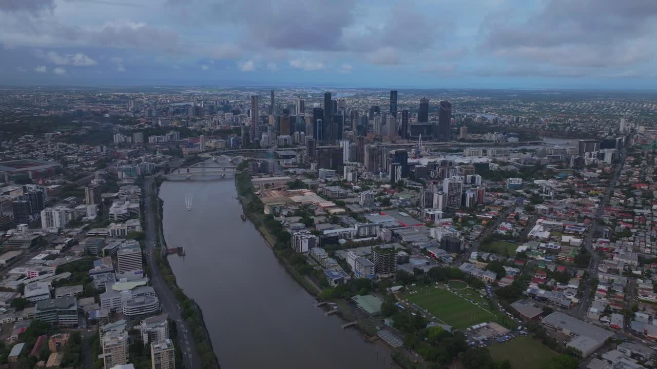 브리즈번 시티 리버 케이 페리 세일보트 오스트레일리아 항공 드론 브리즈 사우스 크 파크 스카이 라인 스카이 스크레이퍼 크레인 아침 태양 태양 비 구름 오시 여름 가을 겨울 앞으로 원 왼쪽 움직임