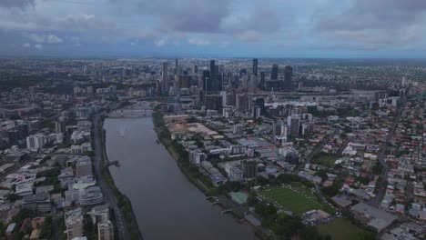 Brisbane-Ciudad-Río-Muelle-Transportar-Veleros-Australia-Aéreo-Drone-Brissysouth-Banco-Parque-Horizonte-Rascacielos-Grúas-Mañana-Sol-Sol-Nubes-Lluviosas-Australiano-Verano-Otoño-Invierno-Adelante-Círculo-Izquierda-Movimiento