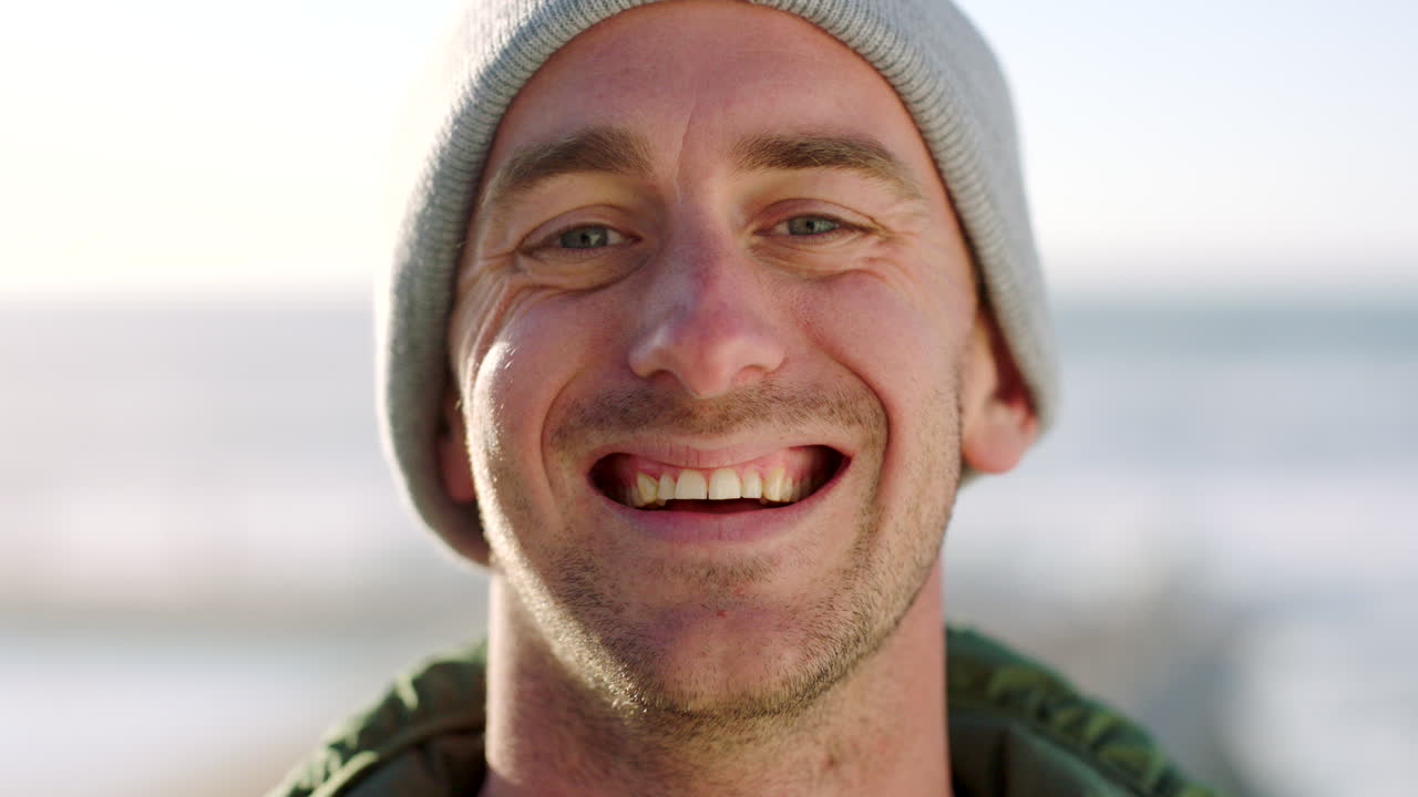 porträt eines jungen mannes, der lächelt und spaß hat