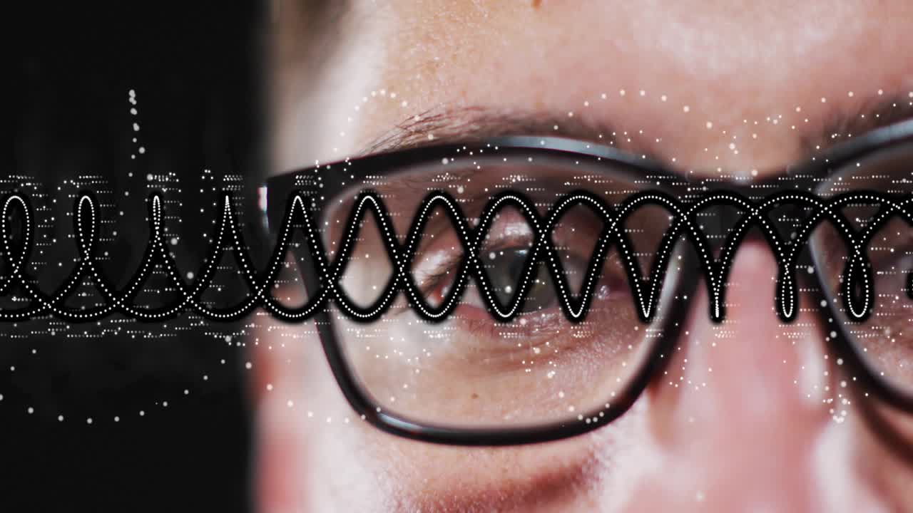 Hombre de mediana edad observando la entrada de datos mientras una forma de onda cruza las gafas mostrando la monitorización de la señal tecnológica