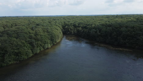 Luftdrohne-Aufsteigend-Pov-über-Trémelin-Oder-Tremelin-See-Und-Grünen-üppigen-Wald,-Bretagne-In-Frankreich