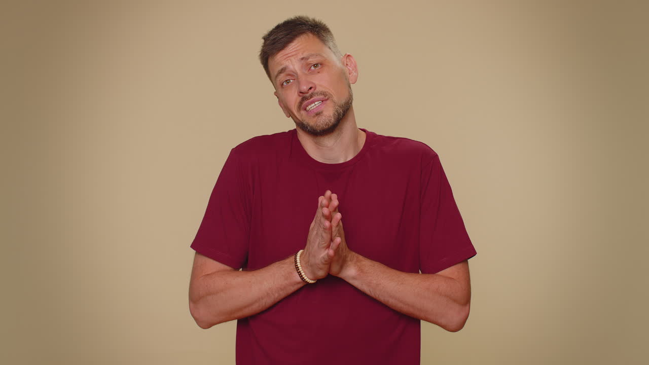 desconcertado hombre culpable señalando con los dedos a sí mismo preguntar decir quién me no gracias no lo necesito, rechazo