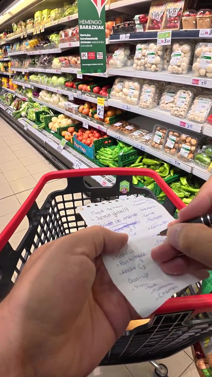 Persona comprando comestibles en un supermercado