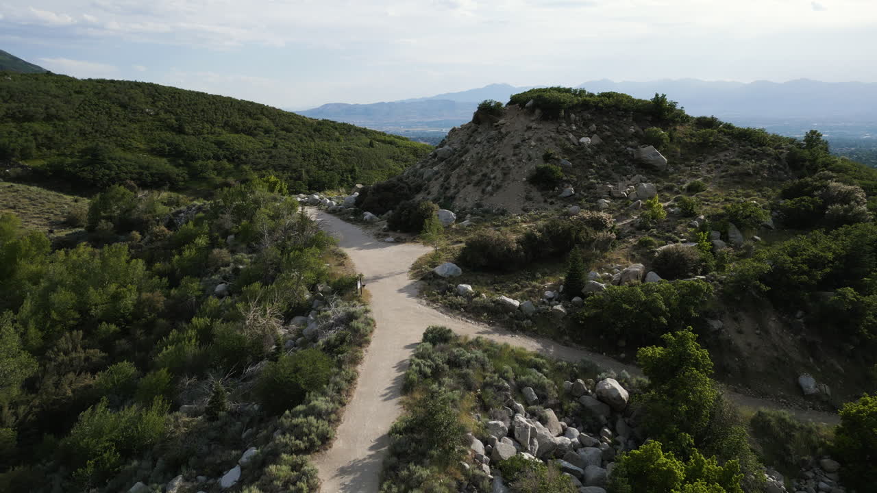 vuela sobre el camino cerca del lago de la montaña en el sendero del cañón de bell en sandy, utah, ee.