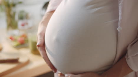 mujer embarazada sosteniendo su vientre