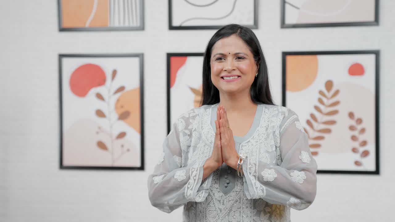 madre india feliz aplaudiendo