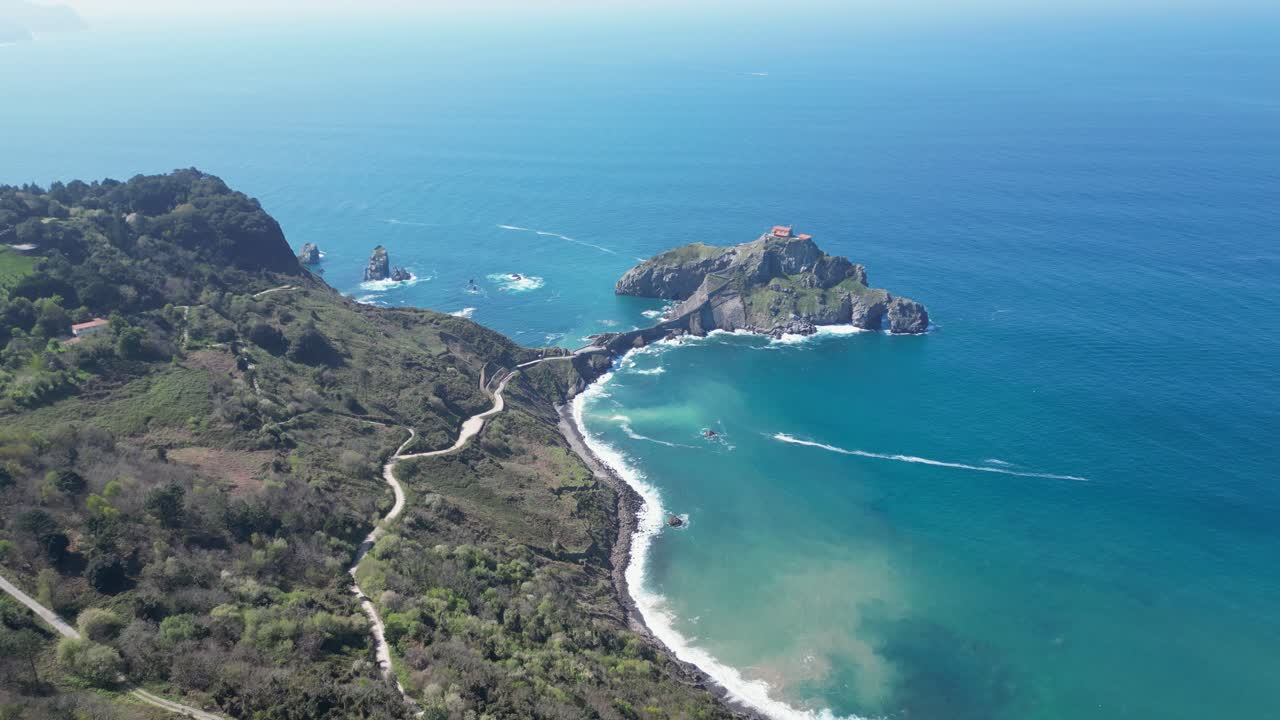 Isola rocciosa di Gaztelugatxe nel Golfo di Biscaglia, Paesi Baschi, Spagna settentrionale - Ripresa aerea 4k