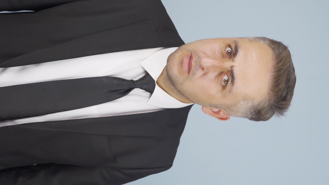 video vertical del hombre de negocios curioso.