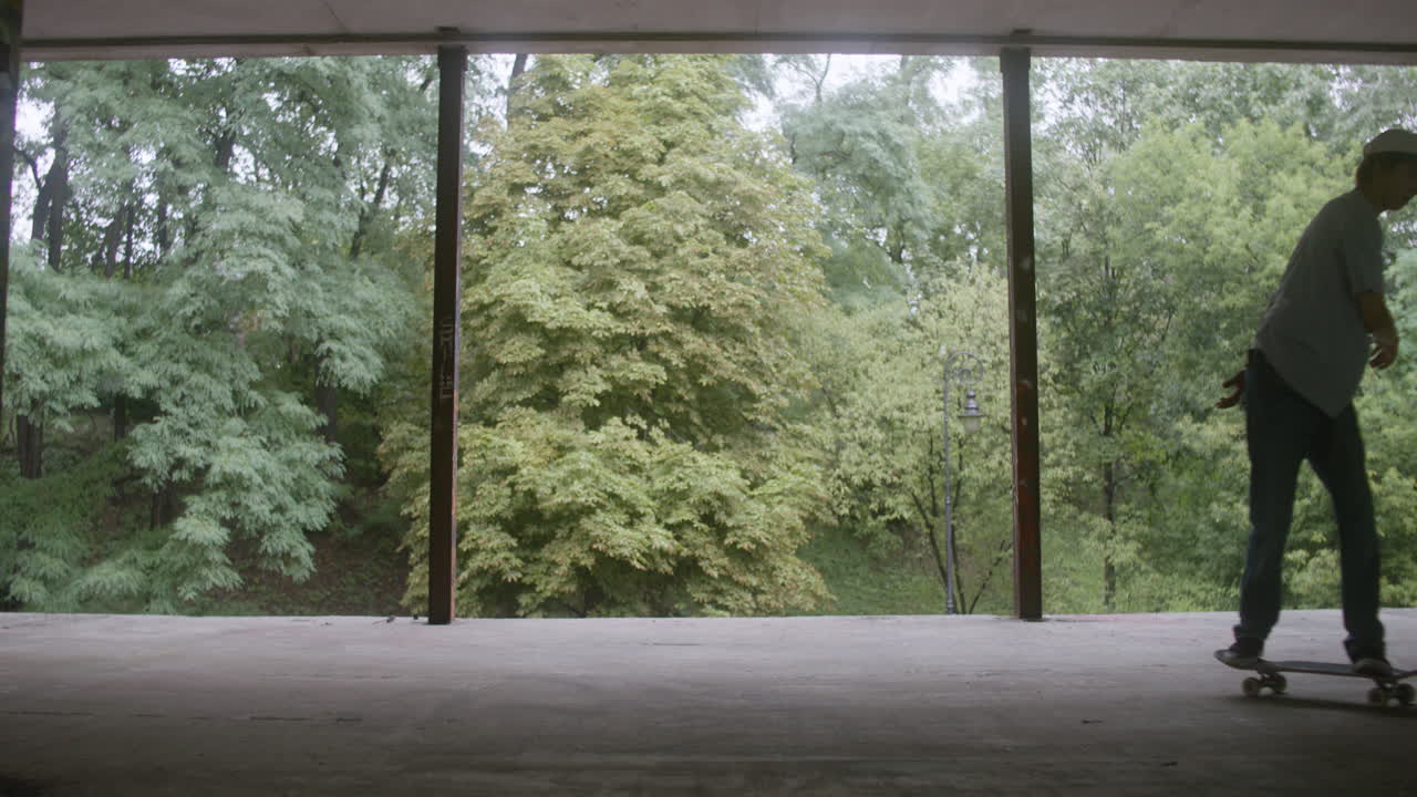 백인 소년들이 폐허가 된 건물에서 스케이트보드를 타고 있습니다.