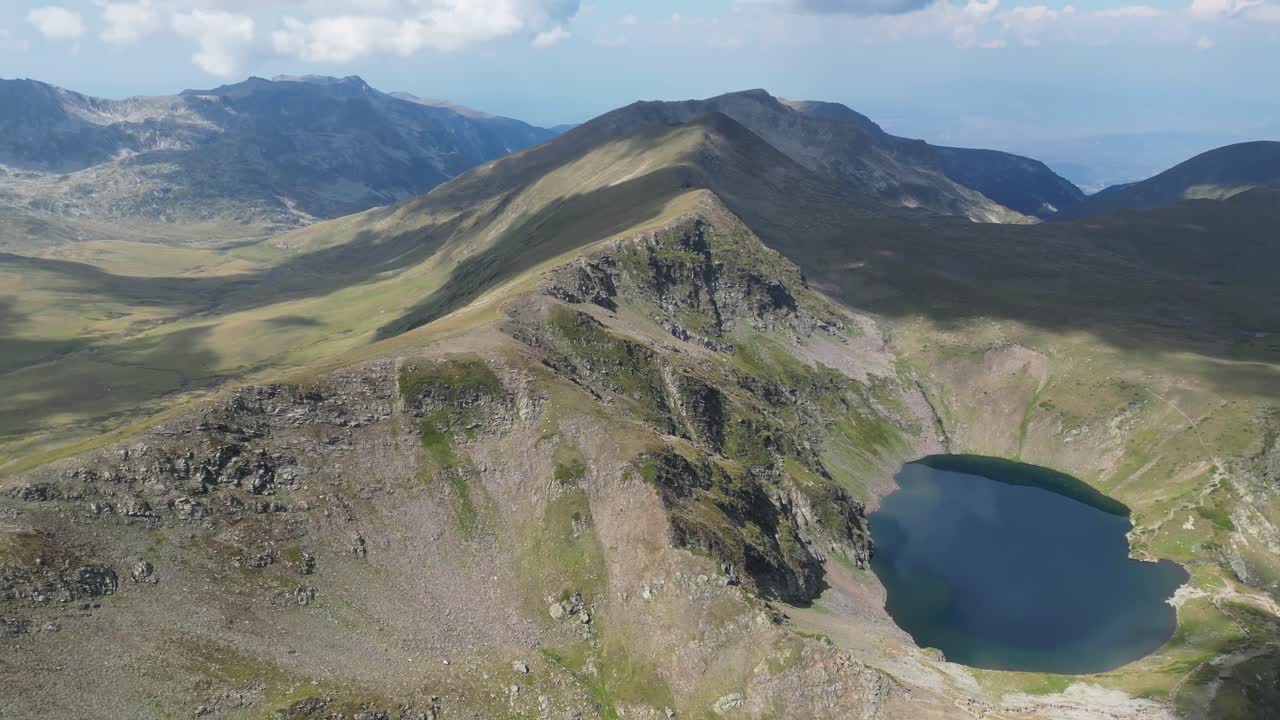 siete lagos de rila naturaleza paisaje de montaña en bulgaria - vuelo en círculo en 4k