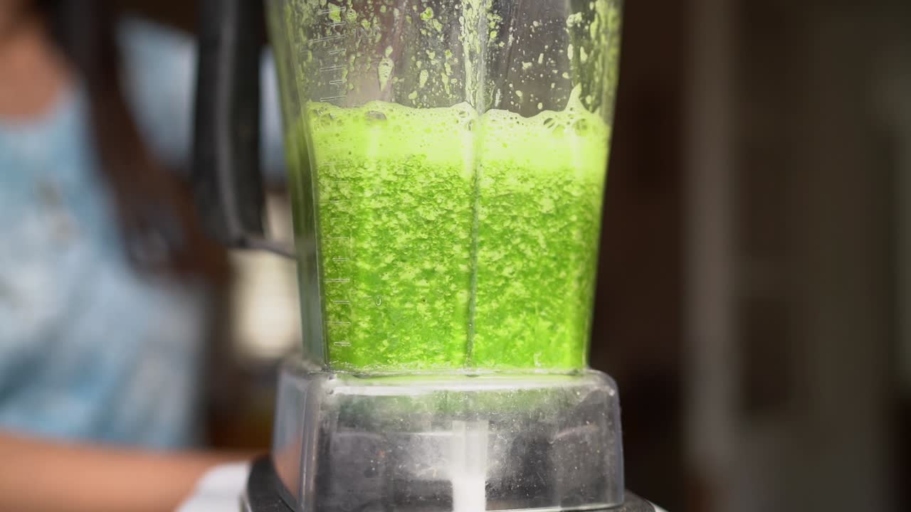 mezclar jugo de vegetales verdes con una licuadora hasta que quede suave