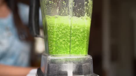 Mezclar-Jugo-De-Vegetales-Verdes-Con-Una-Licuadora-Hasta-Que-Quede-Suave