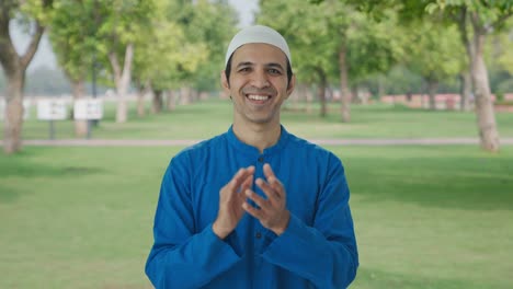 Glücklicher-Muslimischer-Mann,-Der-Im-Park-Klatscht-Und-Anerkennt