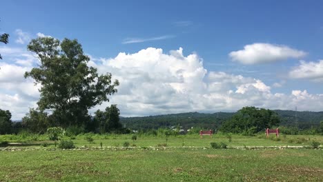 Genießen-Sie-An-Einem-Sonnigen-Tag-Den-Blick-Auf-Die-Wolken-Im-Zeitraffer