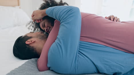 pareja, cama y abrazo para relajarse