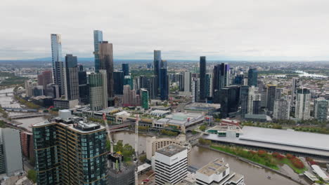 Melbourne,-Australien,-Stadt-CBD,-Drohnenaufnahme-Aus-Der-Luft-Mit-Gebäuden,-Yarra-River,-Crown-Casino,-Eureka-Skydeck-Und-Melbourne-Convention-And-Exhibition-Centre-An-Einem-Schönen-Bewölkten-Tag