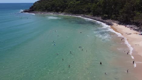 Volando-Sobre-Los-Surfistas-En-Una-Playa