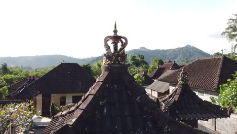 Bali-Indonesien-Traditionelle-Architektur-Im-Bergdorf-Sidemen-Ruhiger-Sonniger-Tag,-Karangasem