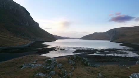 El-Agua-Fluye-Lentamente-Hacia-Un-Lago-Marino-Durante-La-Marea-Baja-En-Las-Tierras-Altas-De-Escocia-Al-Atardecer