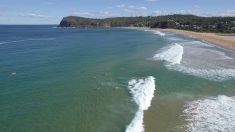 Gente-Surfeando-En-La-Playa-Macmasters-Durante-El-Verano-En-La-Costa-Central,-Nsw,-Australia