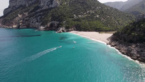 Strand-Von-Cala-Sisine-Mit-Booten-Auf-Dem-Meer