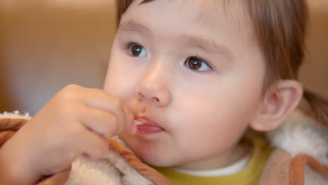 Una-Niña-Pequeña-De-3-Años-Comiendo-Yogur-Dentro-De-Un-Centro-Comercial