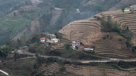 Ein-Schwenk-über-Die-Terrassierten-Hügel-In-Nepal-Mit-Häusern,-Die-über-Die-Hügel-Verstreut-Sind