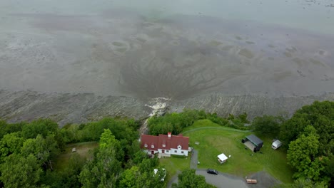 wasserfall, der in den sankt-lorenz-strom in beaumont, quebec, antenne fließt