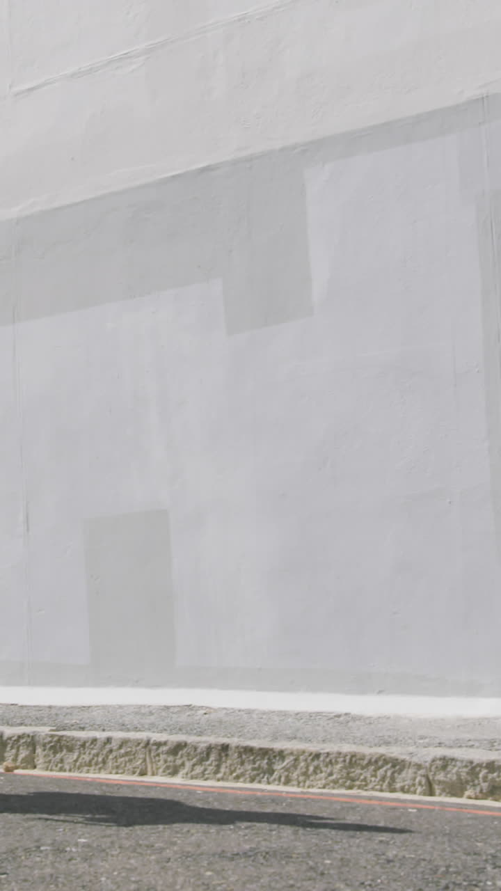 이동 중인 전문적인 젊은이